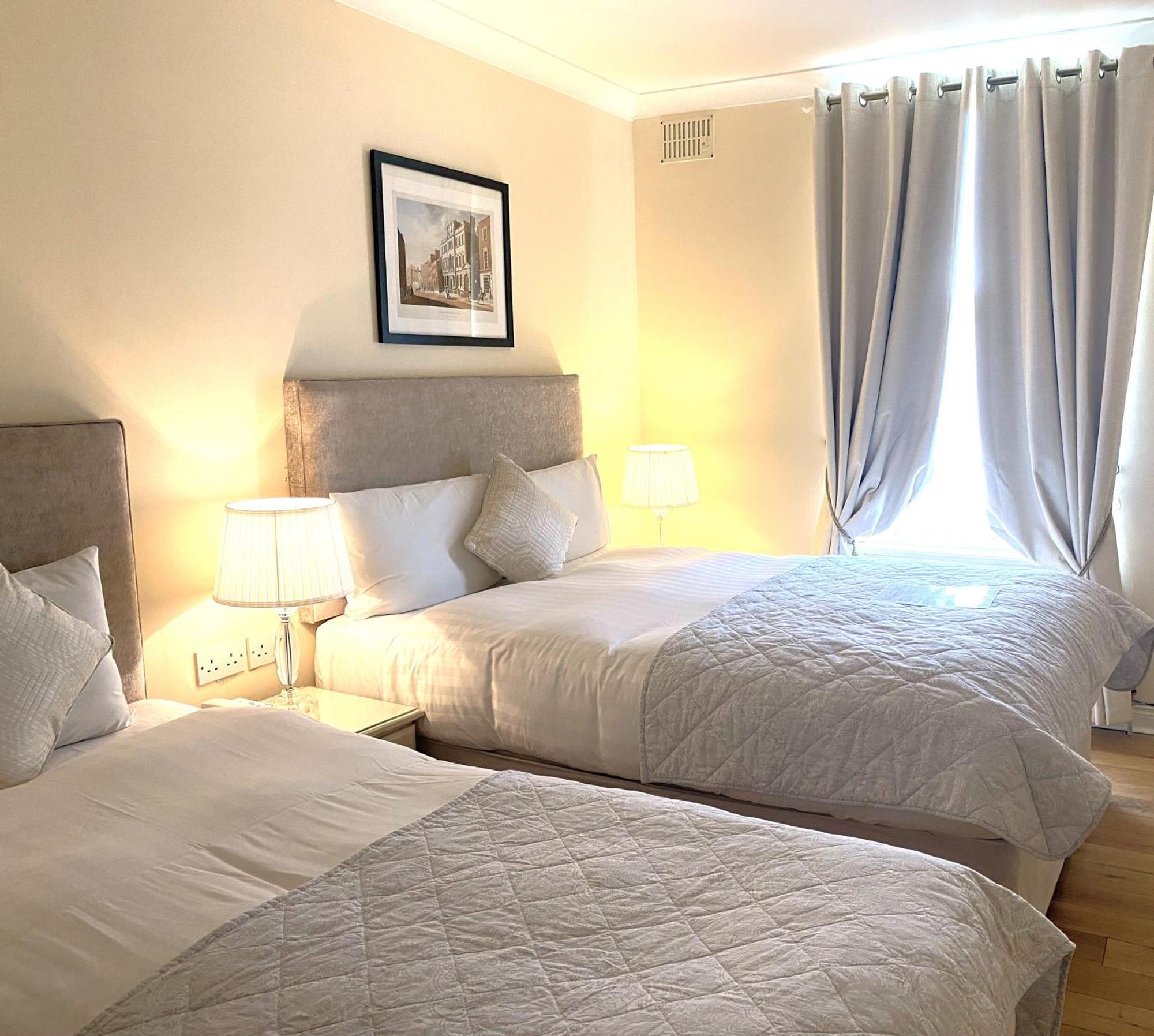 Baggot Court Townhouse Hotel ดับลิน ภายนอก รูปภาพ