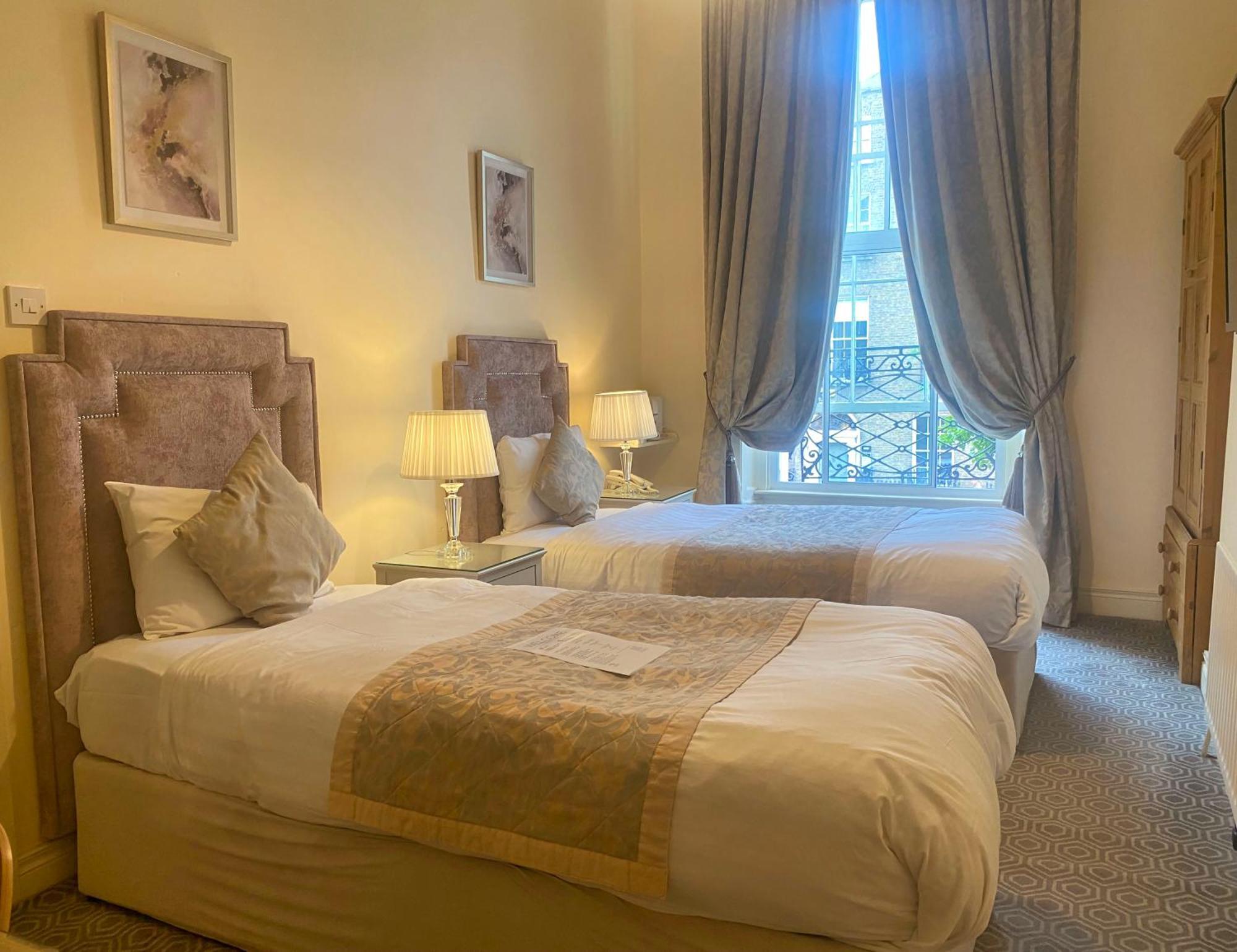 Baggot Court Townhouse Hotel ดับลิน ภายนอก รูปภาพ
