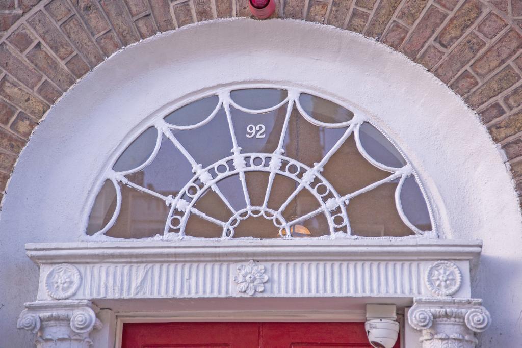 Baggot Court Townhouse Hotel ดับลิน ภายนอก รูปภาพ